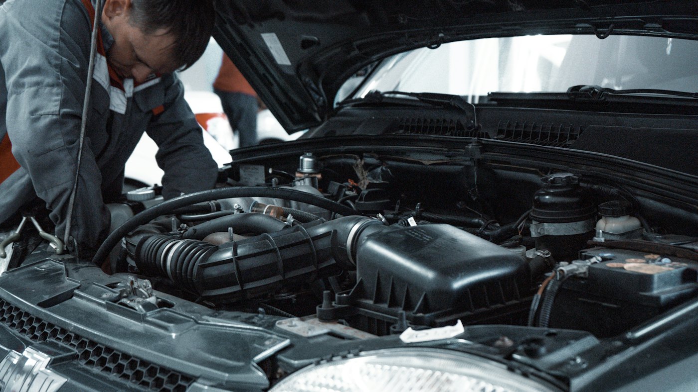 Consultant verificând motorul unei mașini